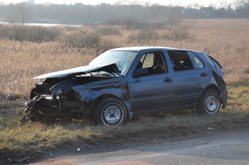 Wypadek pod Czernicą, volkswagen golf dachował