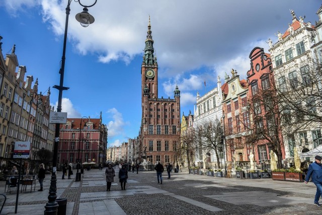 Tak wygląda Gdańsk w ten weekend! Ludzie pełni obaw przed koronawirusem,  mniej turystów w centrum i kolejki w sklepach. Galeria zdjęć | Dziennik  Bałtycki