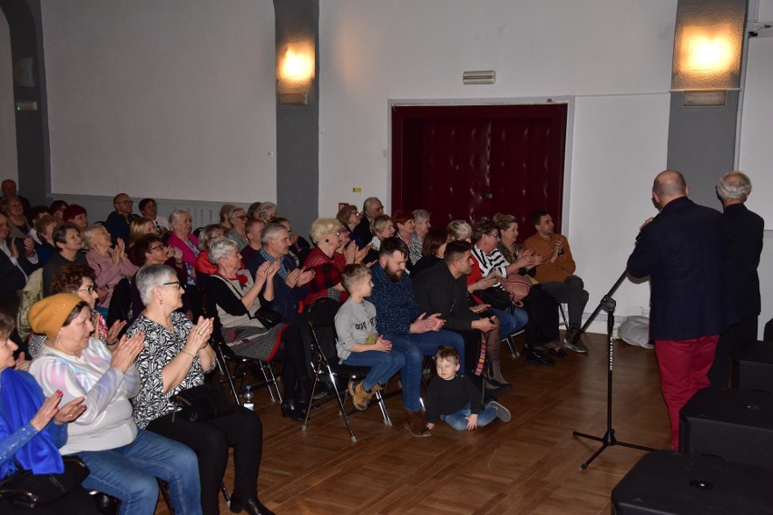 Teatr Odnowa z Rogowa wystąpił w Żnińskim Domu Kultury.