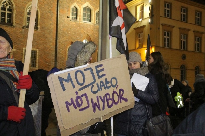 Czarna Środa we Wrocławiu. Protest w Rynku i pod biurami poselskimi 