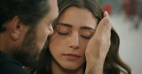 „Emanet”. Pierwszy pocałunek Seher i Yamana. Tak wyglądała najbardziej romantyczna scena w tureckiej telenoweli! Zobacz zdjęcia