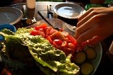 Na talerzu Polaka: jemy więcej sałatek, owoców, a mniej tłuszczów - mówi znana dietetyk.  