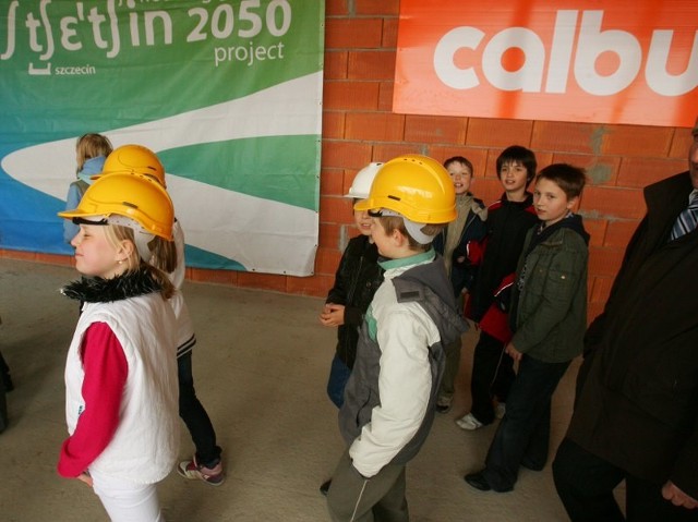 Budowa szkoly na WarszewieZawieszenie wiechy na budowanej szkole na Warszewie.