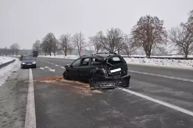 Kraksa wyglądała groźnie, ale skończyło się na ogólnych potłuczeniach kierowcy opla i jego czterech pasażerów.