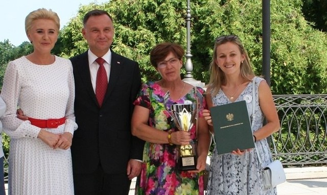 Danuta Bednarczyk (druga z prawej) wraz z córką  Kingą Urbanek oraz z prezydentem Andrzejem Dudą i pierwszą damą Agatą Dudą podczas gali w Belwederze.