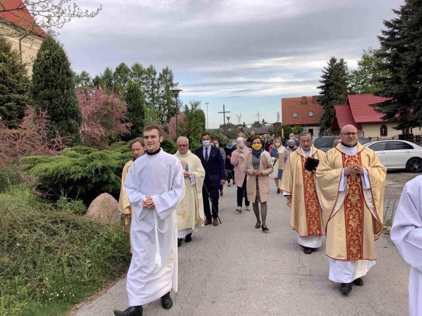 Delegacja uczestników uroczystości udaje się z kościoła...