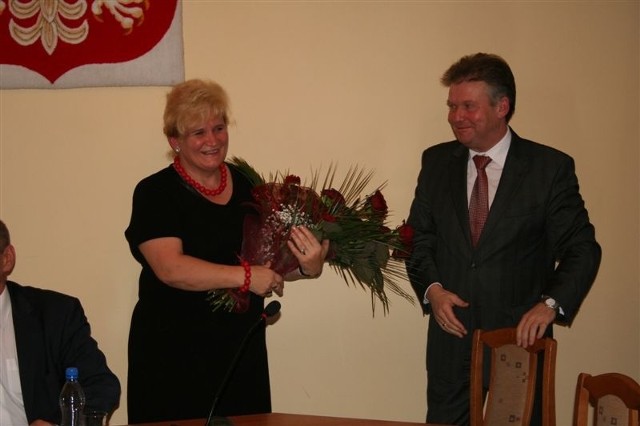 Starosta Zbigniew Kamiński podziękował za 4-letnią współpracę Bożenie Kordek - przewodniczącej Rady Powiatu