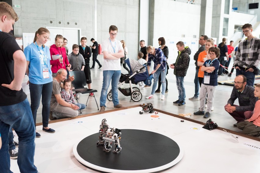 Międzynarodowe zawody robotów w CWK w Opolu.