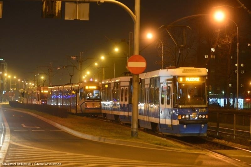 Wrocław: Pod tramwajem 33 Plus pękła szyna. Kursowały autobusy zastępcze (ZDJĘCIA)