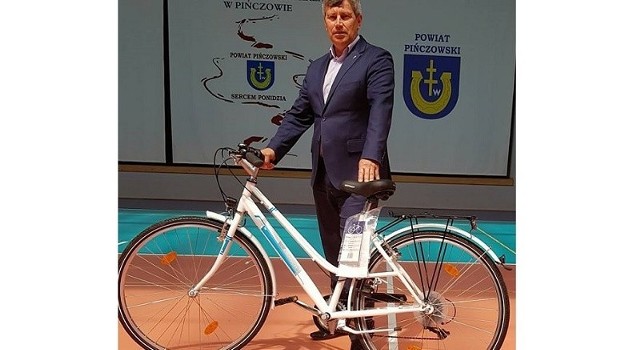 Taki rower będzie można wygrać po ukończeniu V Rajdu Rowerowego Ścieżkami Jana Moskwy. Na zdjęciu fundator nagrody - Zbigniew Kierkowski.