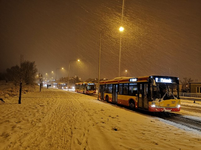 Kilka autobusów ma problem z podjazdem pod górę na Strzemięcin. Służby odpowiedzialne za odśnieżanie działają, aby udrożnić ruch.