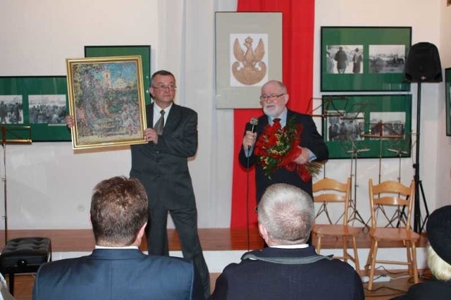 Wystawę otworzyli Krzysztof Reczek, dyrektor Muzeum Regionalnego i Andrzej Weswalewicz, syn Stanisława.