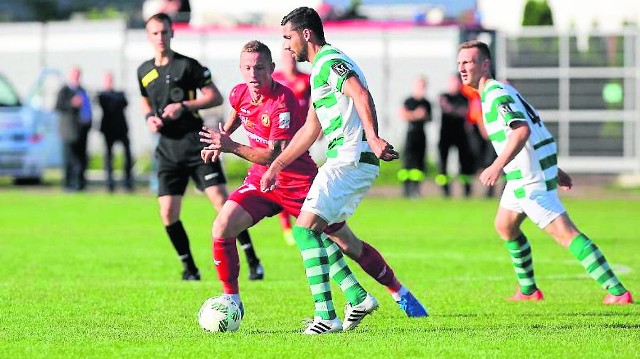 Piotr Burski (czerwony strój) zadebiutował w barwach Widzewa, podczas meczu ze Świtem Nowy Dwór, ale gola nie strzelił. W poprzednim sezonie zdobył 70 bramek w sieradzkiej klasie okręgowej