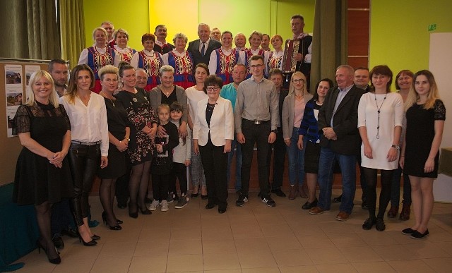 Na zdjęciu laureaci konkursu na najbardziej zadbaną zagrodę wiejską i działkę w gminie Strawczyn wraz z wójtem Tadeuszem Tkaczykiem, sołtysami oraz zespołem Swojaki ze Strawczyna, który zapewnił muzyczną oprawę podczas gali.