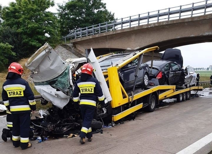 Wypadek na A4. Kierowca uwięziony w kabinie, auta na lawecie uszkodzone