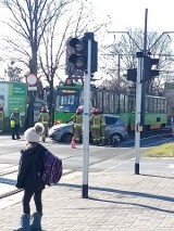 Wypadek w Poznaniu. Taksówka zderzyła się z tramwajem. Na miejscu lądował helikopter LPR