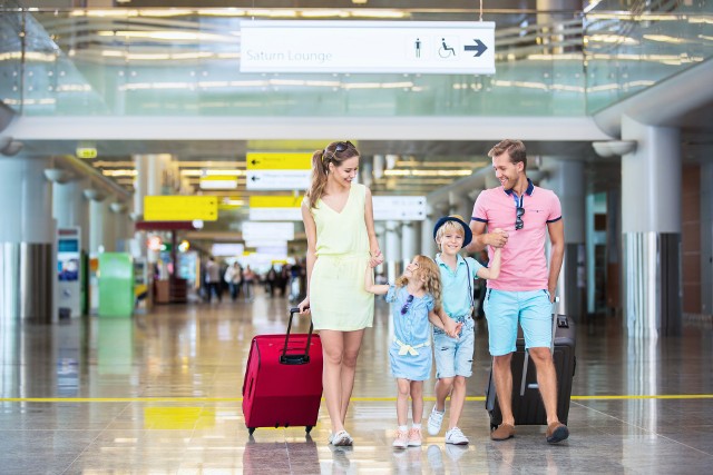 Wyjazd za granicę z dzieckiem wiąże się z kilkoma formalnościami. Przede wszystkim trzeba mu wyrobić dowód osobisty lub paszport