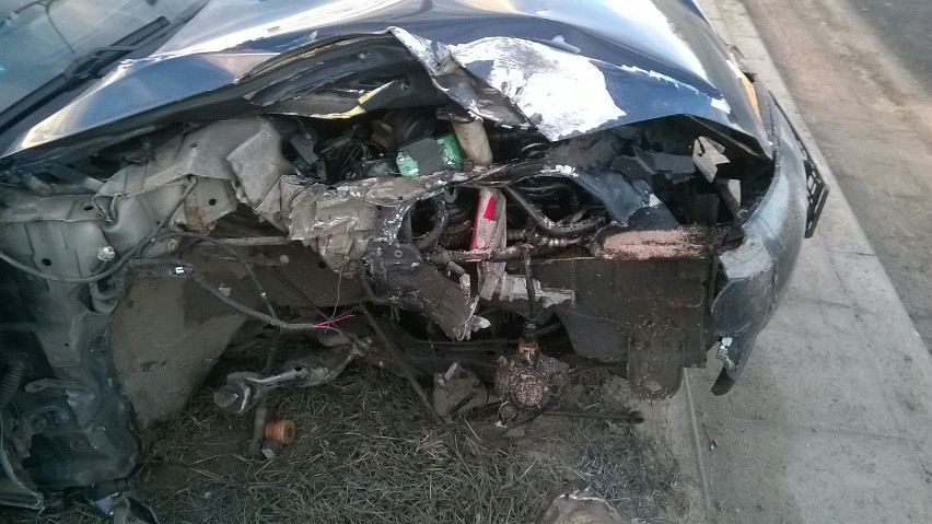 Auto uderzyło w latarnię na al. Sobieskiego (ZDJĘCIA)
