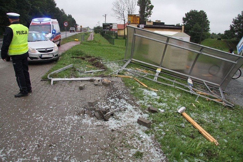 Wypadek między Miedzianą Górą, a Torem Kielce. Przystanek rozbity w drobny mak  