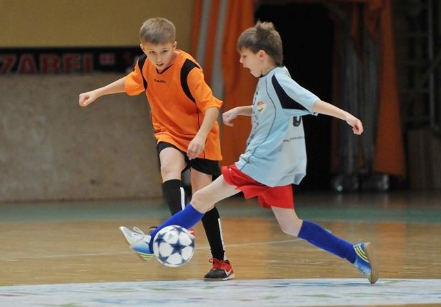 Zdjęcie zrobione podczas halowego turnieju piłkarskiego dla dzieci im. Stanisława Figasa