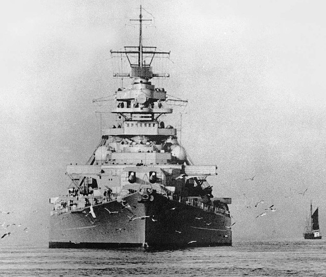 Pancernik "Bismarck": prędkość do 30 węzłów, działa główne kalibru 380 mm, opancerzenie do 320 mm. Ani podwójne dno, ani system grodzi nie zapobiegły jego zatopieniu