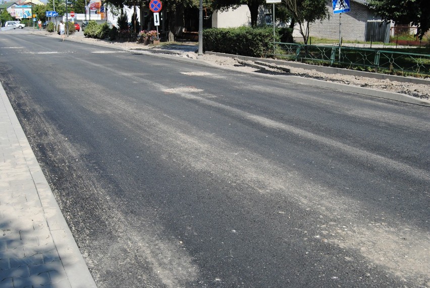 Na ulicy Wiśniowej we Włoszczowie kładą asfalt. Prace przebiegają w błyskawicznym tempie (ZDJĘCIA)
