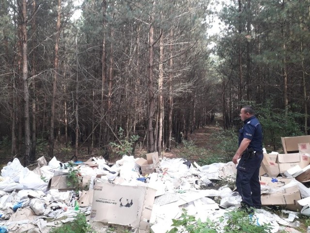 Sierżant sztabowy Piotr Tomaczak wysypisko śmieci znalazł w okolicach Pniew. Ustalił właściciela, który posprzątał teren.