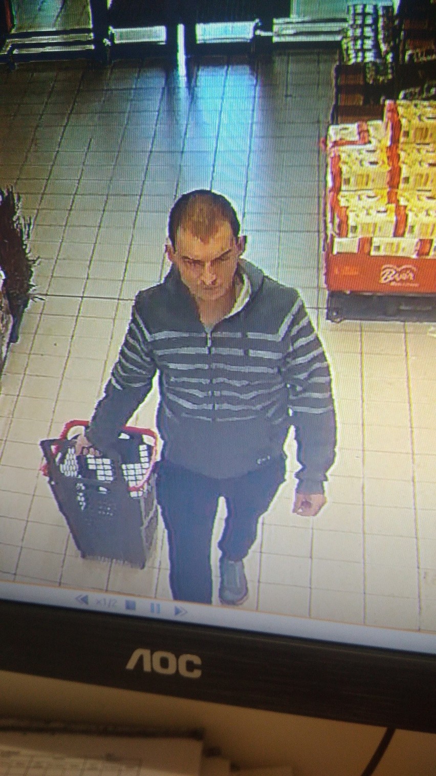 Białystok. Policja poszukuje dwóch mężczyzn w związku z kradzieżą w Biedronce [ZDJĘCIA]