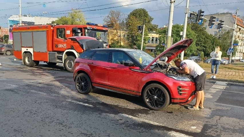 Nowy land rover zaczął się palić przy mostach Mieszczańskich we Wrocławiu [ZDJĘCIA]