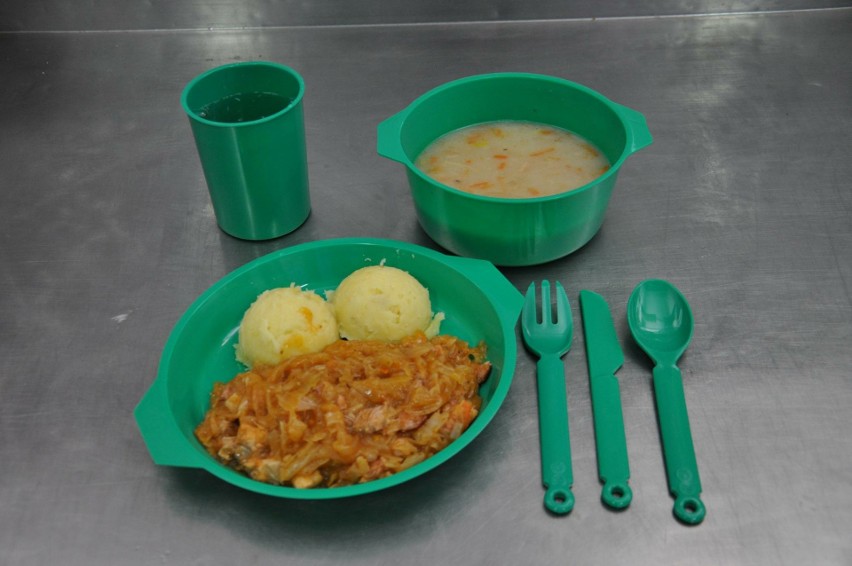 Bigos z ziemniakami, zupa jarzynowa oraz kompot.