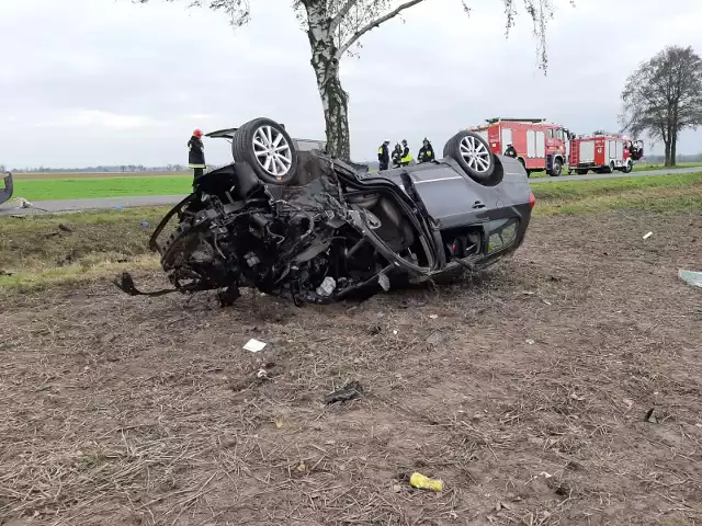 W niedzielę, 3 listopada po godz. 8 rano w miejscowości Lipie w powiecie kępińskim doszło do wypadku, w którym zginęło dwóch mężczyzn, a trzeci został ranny. Zobacz więcej zdjęć ---->