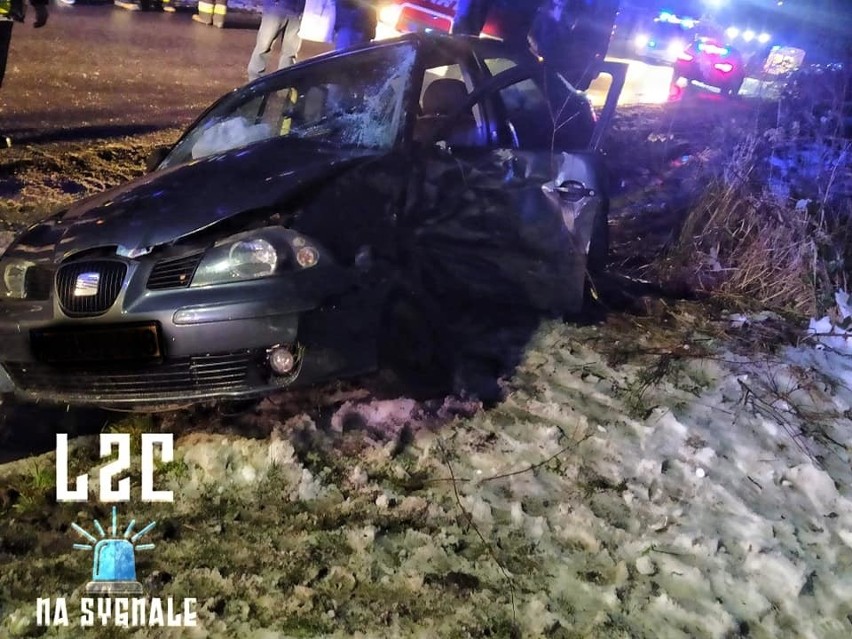 Wypadek w Wołowicach. Czołowe zderzenie i kilka osób rannych w tym dzieci, jedna osoba zginęła. Lądował helikopter