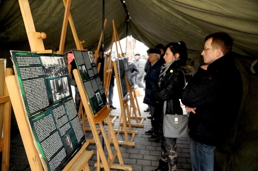 Narodowy Dzień Pamięci Żołnierzy Wyklętych. W Krakowie odsłonięto pomniki bohaterów [ZDJĘCIA,WIDEO]