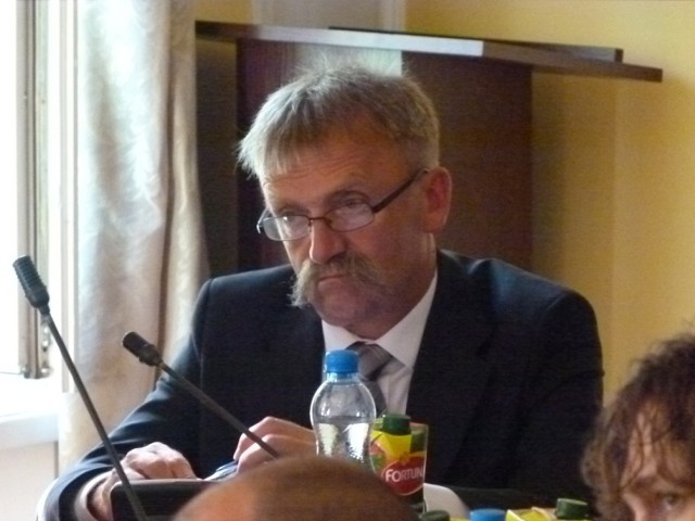 Burmistrz Krzysztof Kaliński po raz pierwszy w ciągu 13 lat kierowania łowickim ratuszem przegrał debatę na temat planów finansowych miasta nad Bzurą