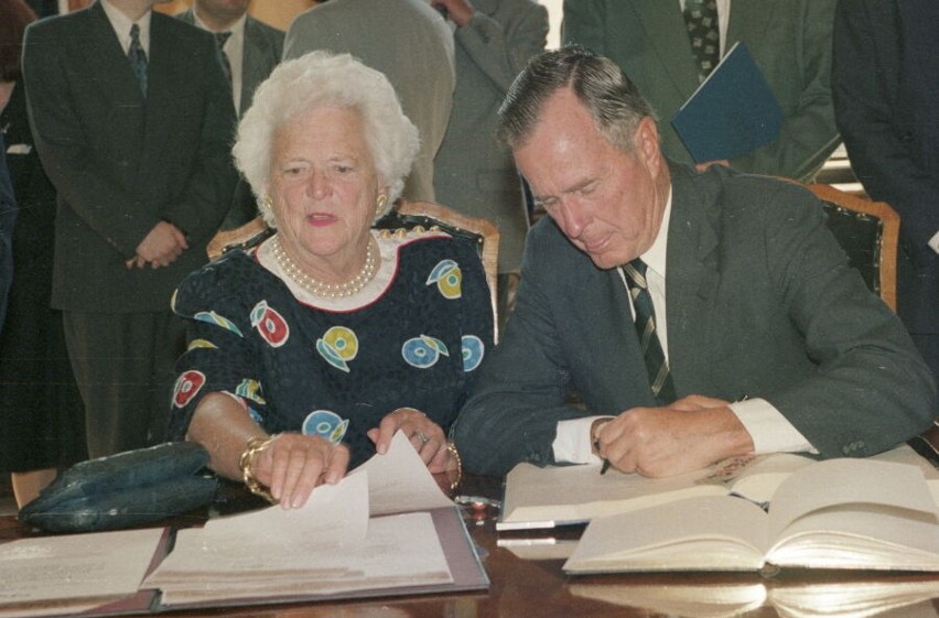 W 1995 roku George Bush senior otrzymał tytuł Honorowego...
