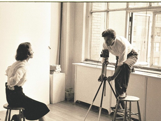 Kadr z filmu "Prawdziwy Madman", intymnego portretu fotografa Berta Sterna, zrealizowanego przez jego muzę i partnerkę.