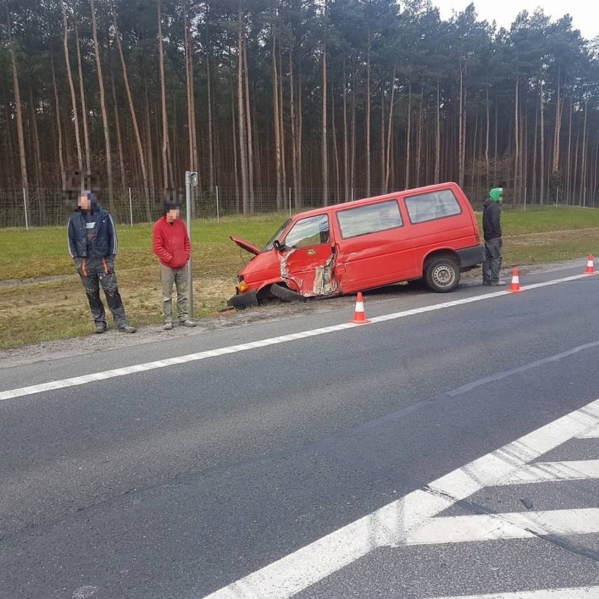 Zderzenie 2 samochodów na obwodnicy Bydgoszczy. Auta w rowie,  2 osoby trafiły do szpitala