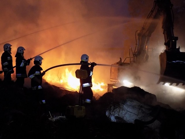 Dyżurny stanowiska kierowania komendanta powiatowego PSP w Dębicy otrzymał zgłoszenie o pożarze w miejscowości Chotowa.Pożarem objęta była wiata wypełniona okrągłymi balami słomy. W chwili przybycia strażaków, obiekt w całości objęty był ogniem.Działania polegały na zabezpieczeniu miejsca zdarzenia, podaniu 6 prądów gaśniczych wody w natarciu na pożar, przemieszczeniu i przelaniu słomy z wykorzystaniem dwóch koparek. Zorganizowano także dowożenie wody z odległości około 4 km. Ponadto konieczna była częściowa rozbiórka elementów konstrukcji i dachu wiaty.W działaniach brało udział 10 strażaków PSP oraz 48 strażaków OSP z gminy Czarna – łącznie 15 zastępów.Zobacz także: Wybuch gazu prawdopodobną przyczyną pożaru pałacyku w Zachodniopomorskiem