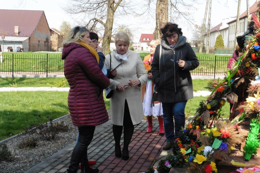 Bukszpan, bazie, suszone kwiaty, bibuła w tradycyjnych palmach