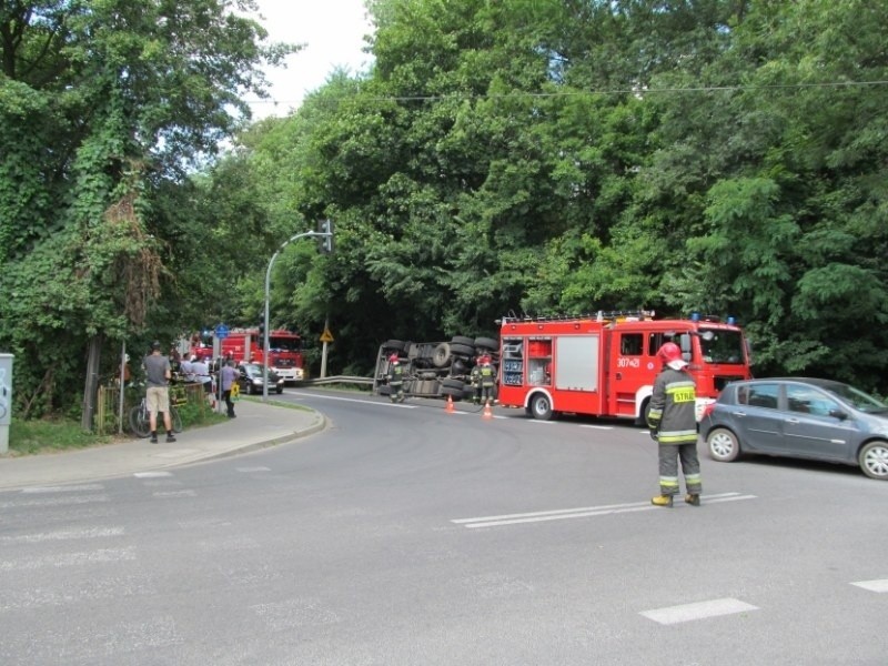 Poznań: Ciężarówka przewróciła się na ulicy Dymka.