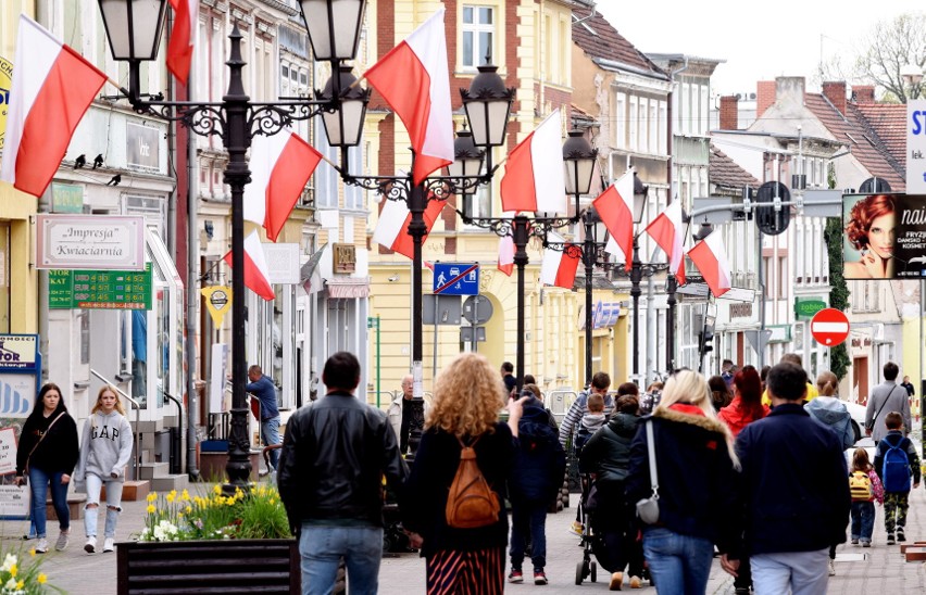 Zielona Góra. 2 maja obchodzimy Święto Flagi Rzeczypospolitej Polskiej. Skąd się wzięło to święto i jak je obchodzić? | ZDJĘCIA