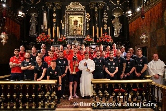 Mistrzowie Polski w niedzielę 28 maja odwiedzili klasztor jasnogórski, aby spotkać się z ojcami paulinami.