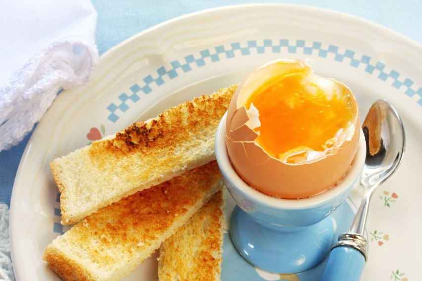 Jajko ugotowane na miękko podane z tostami...