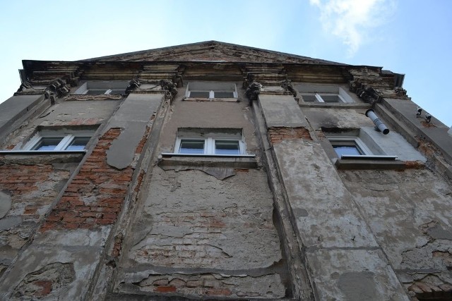 To najlepiej zachowany fragment elewacji pałacu opata od strony zakładu karnego. Inne są w znacznie gorszym stanie