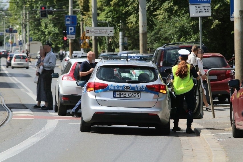 Wypadek na ul. Podwale we Wrocławiu. Samochód potrącił rowerzystkę, są utrudnienia w ruchu [ZDJĘCIA]