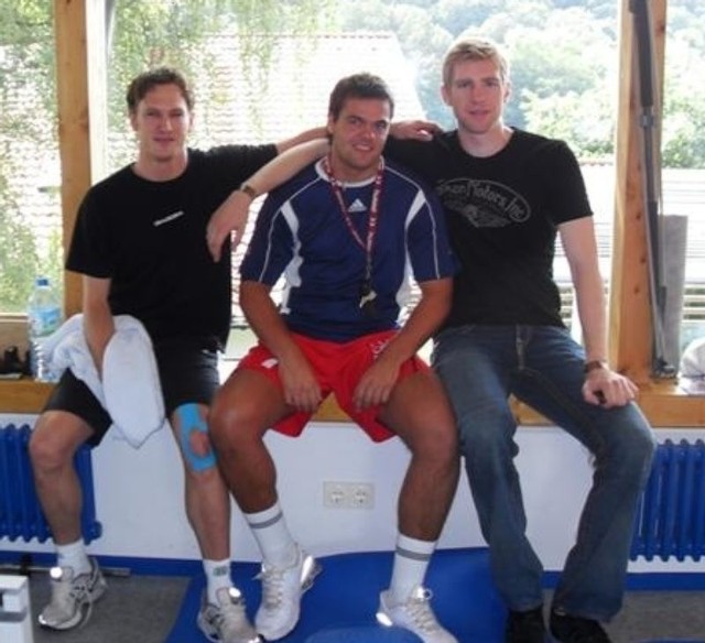 Krzysztof Zart (w środku) obok gwiazd reprezentacji Niemiec. Futbolowej &#8211; Pera Mertesackera (z prawej) i szczypiorniaka &#8211; Sylvio Weinwettera (z lewej).