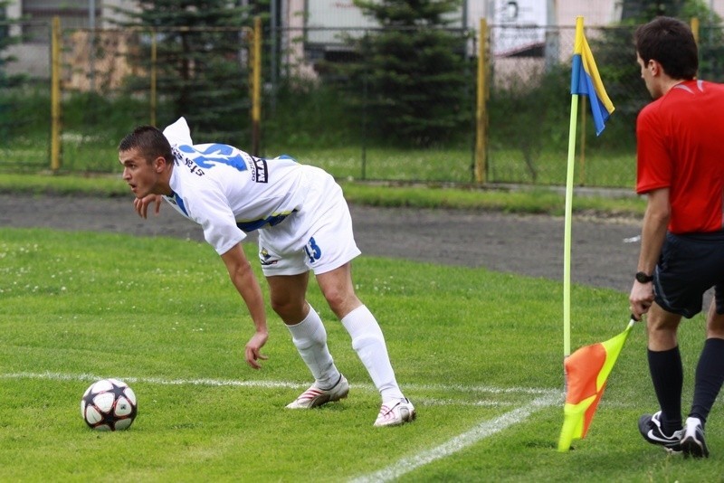 Stal Sanok (biale stroje) pokonala rywala z Kraśnika 4-1.