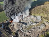 Pożar składowiska opon na nagraniu z drona. Te zdjęcia pokazują, jaką powierzchnię objął ogień [WIDEO]