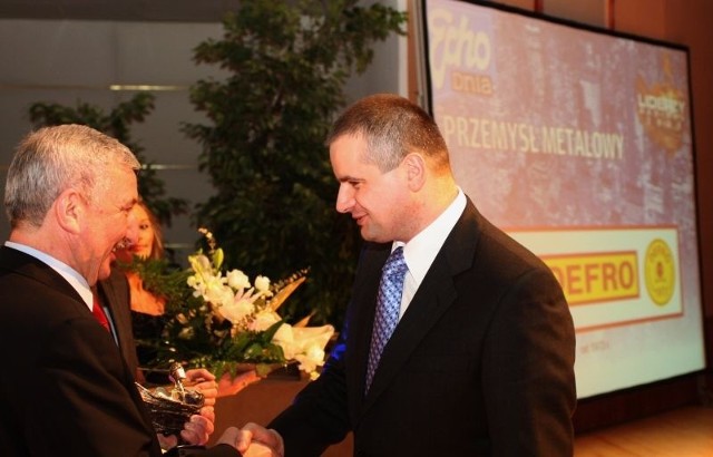 Nagrodę z rąk Zdzisława Wrzałki, wicemarszałka województwaświętokrzyskiego odbiera Robert Dziubeła, właściciel firmy Defro.
