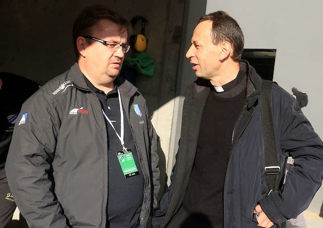 Podczas niedawnego meczu ks. Piotr Prusakiewicz rozmawiał z Jackiem Gajewskim, menadżerem żużlowców.